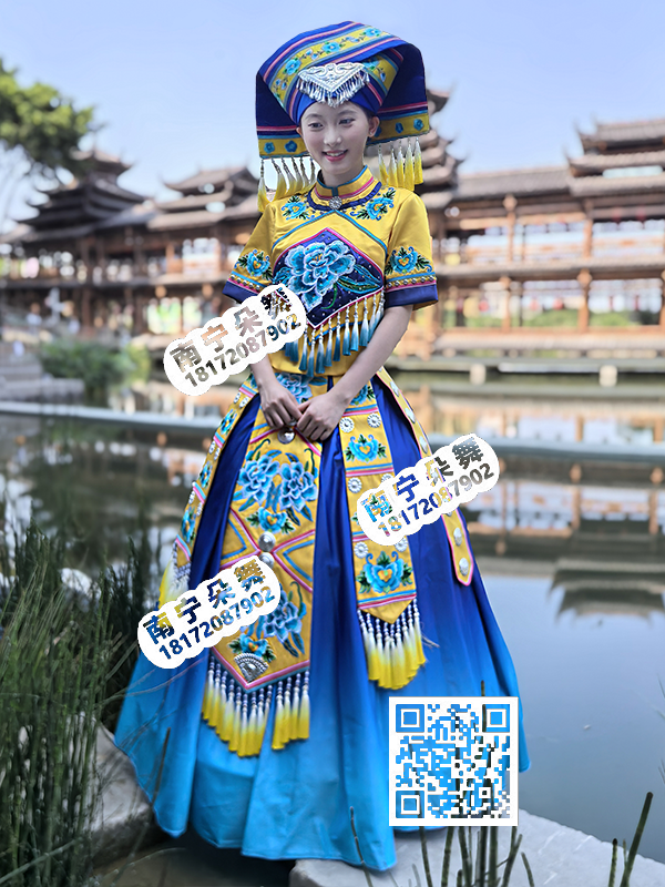 黄衣蓝绣花渐变蓝长裙壮族盛装